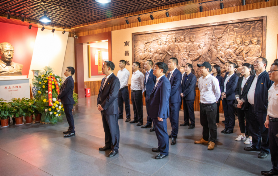 革命事迹陈列展览后,在党员活动室认真聆听了醴陵市红色故事宣讲团杨